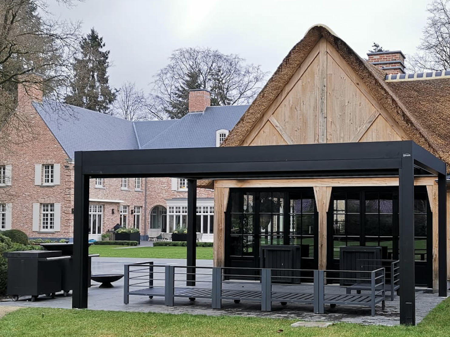 terrasoverkapping met lamellendak - antraciet structuur - stevige constructie -gesloten toestand - gezelligheid tijdens warme dagen - verwarming