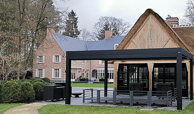 terrasoverkapping met lamellendak - antraciet structuur - stevige constructie -gesloten toestand - gezelligheid tijdens warme dagen - verwarming
