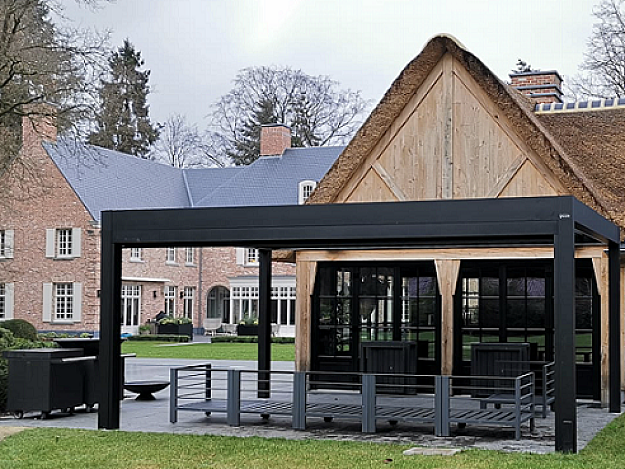 terrasoverkapping met lamellendak - antraciet structuur - stevige constructie -gesloten toestand - gezelligheid tijdens warme dagen - verwarming