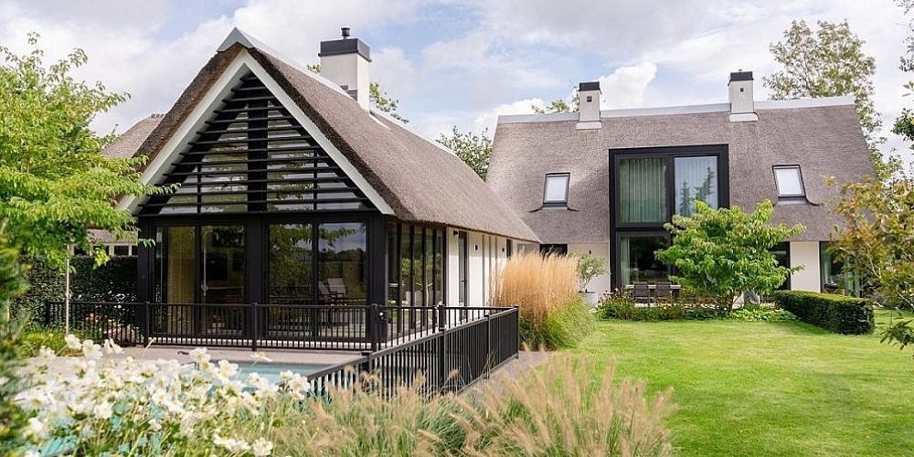 Campus Kristus Koning 2 - lamellen - esthetische meerwaarde - architecturale meerwaarde - ramen - gebouw - extra cachet -gevel - buitenzonwering - grote raampartijen