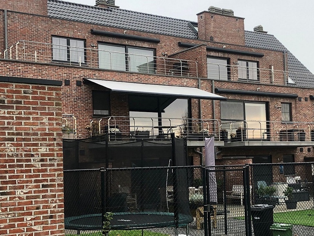 Zonneluifel op balkon realisatie somfy cassettescherm