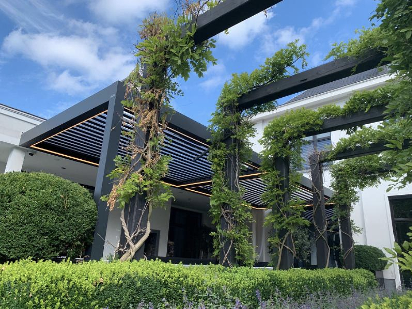 terrasoverkapping met lamellendak led verlichting - het ganse jaar genieten - inkomend licht reguleren dankzij juiste stand -aanbouw