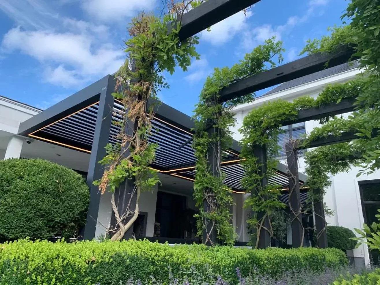 terrasoverkapping met lamellendak led verlichting -  het ganse jaar genieten - inkomend licht reguleren dankzij juiste stand -aanbouw