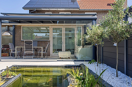 Overkapping met glas en verandazonwering