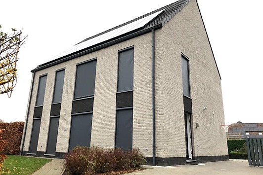 Waarom buitenzonwering steeds belangrijker wordt bij moderne woningen