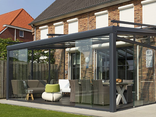 Terrasoverkapping aan muur