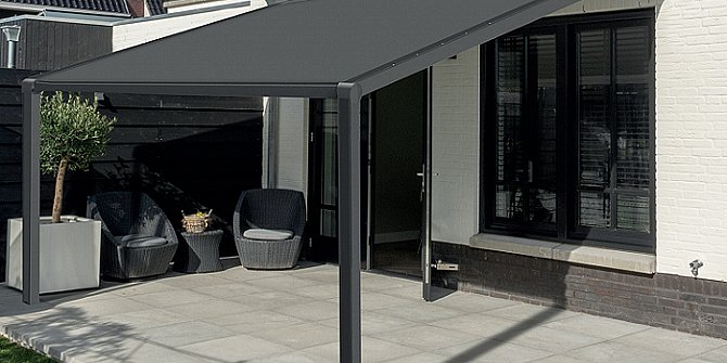 Terras met tumba pergola verandazonwering in aluminium met doek design constructie overkapping met zonwerend doek