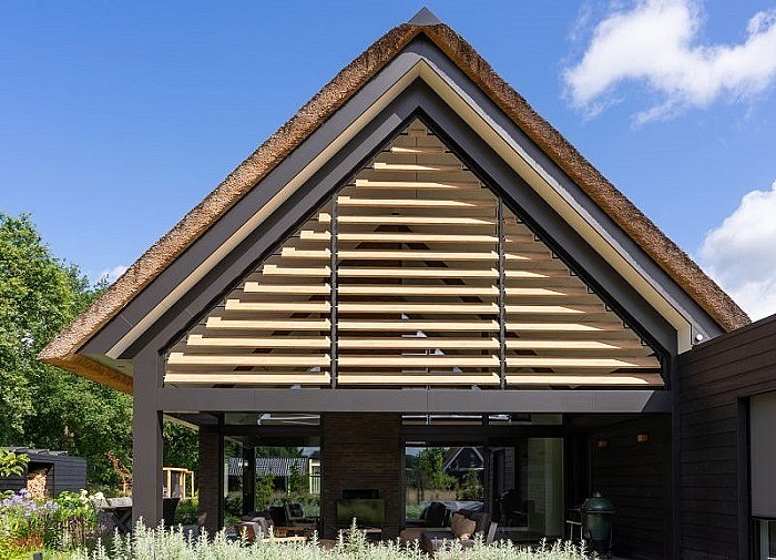 Structurele zonwering - gebouw - architecturale meerwaarde - ramen - buitenzonwering - vaste lamellen - verticale lamelzonwering - schaduw