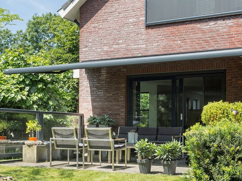 Montfoort verano zonnetent elektrische zonneluifel elektrisch zonnescherm zonneschermen luifel terras knikarmscherm